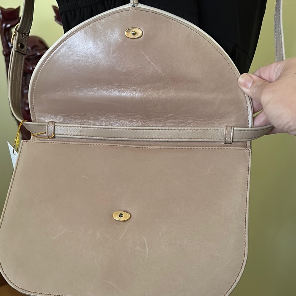 Chic Salvatore Ferragamo Taupe Crossbody Bag with Sleek Design and leather Strap - Picture 4 of 14